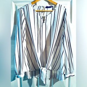 Great top! Black/White Size XL Knot front, longer back Keyhole neckline